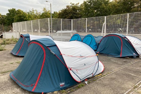 A Clermont-Ferrand, pas moins de 14 enfants scolarisés dorment dans ces tentes faute de solution d'hébergement, mardi 13 septembre.