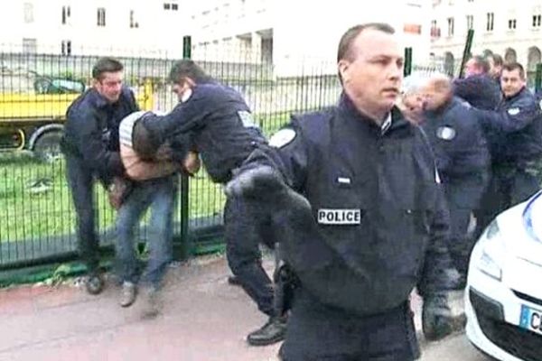 Evacuation des militants du terrain près du conseil régional de Limoges, le 7 mai dernier.