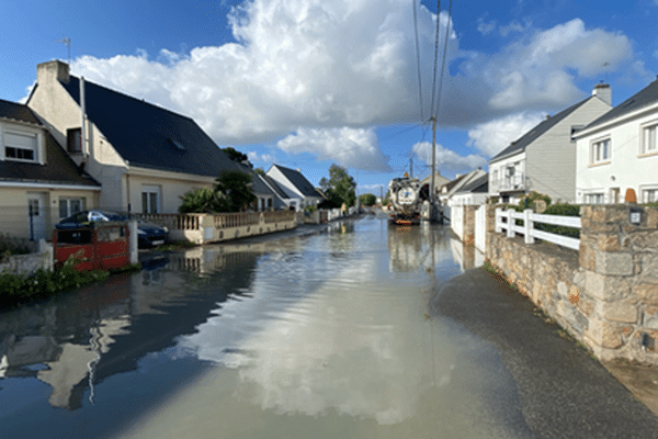 C'est la rupture d'une canalisation d'eau potable à fort débit qui a provoqué l'inondation ce jeudi matin.