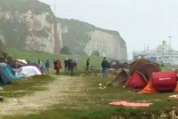 Les tentes sous les falaises de Dieppe le 1er juin