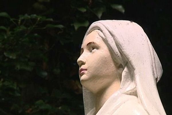 15 Aout Herouville Saint Clair Celebre La Vierge Marie Dans Son Petit Lourdes