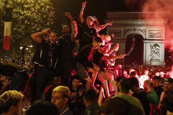 Des supporters fêtent la qualification de l'Algérie en finale de la CAN, le 14 juillet 2019.