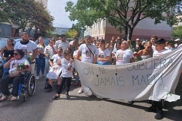 Une centaine de personnes se sont rassemblées ce samedi 2 septembre pour Maëva,  une jeune femme de 28 ans assassinée de 13 coups de couteaux le 22 aout dernier dans le quartier de la Mosson a Montpellier.