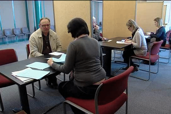 Des candidats de dernière minute se laissent convaincre et viennent s'inscrire en préfecture au dernier moment à Saint-Lô