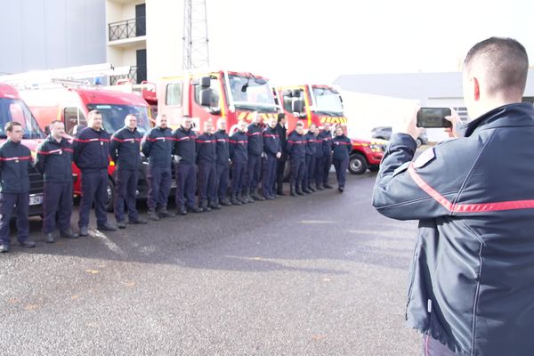 Dimanche 12 novembre, seize pompiers du SDIS27 prêts pour le départ dans le Pas-de-Calais.