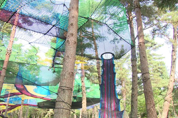 Un immense filet multicolore s'est installé dans la forêt de Burdignes dans la Loire. Un espace ludique entièrement réalisé en cordage par une société bretonne.