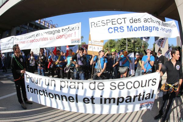 Les CRS accusent les pompiers, qui reçoivent en premier les appels de secours, de minimiser les interventions afin de pouvoir les effectuer eux-mêmes. 