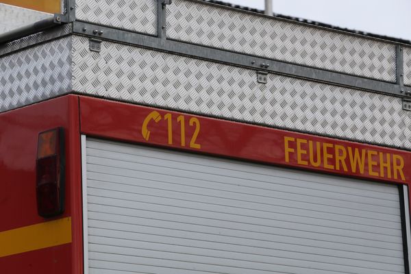 Une cinquantaine de pompiers allemands luttent contre un incendie qui s'est déclaré dans un entrepôt à Völklingen en Sarre jeudi 15 août 2024 peu avant cinq heures du matin.