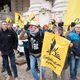 Les agriculteurs et agricultrices de la Confédération paysanne en rassemblement devant le Grand Palais, le jeudi 5 décembre 2024.