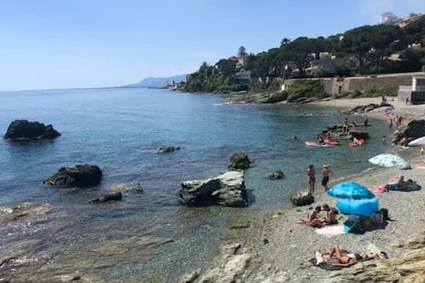 Sur les plages de Corse, cet été, les touristes étaient là. Mais plus besoin de coller sa serviette à celle du voisin...