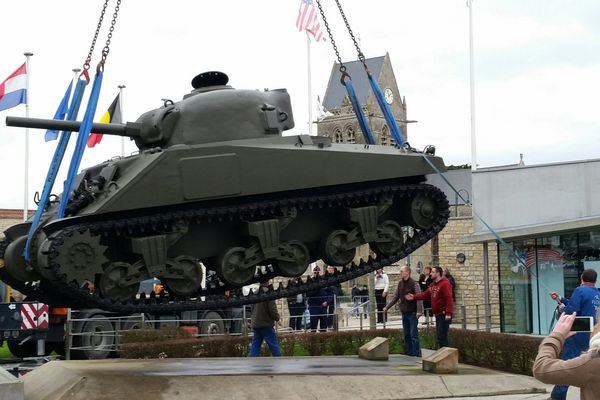 Ce modèle au canon plus court est le Sherman américain qui a bien débarqué en normandie, l'autre était canadien.