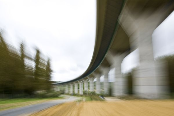 Un pont sur la Marne, en Île-de-France.