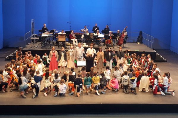 Âgés de 8 à 12 ans, les jeunes chanteurs en herbe étaient accompagnés de solistes et de musiciens professionnels.