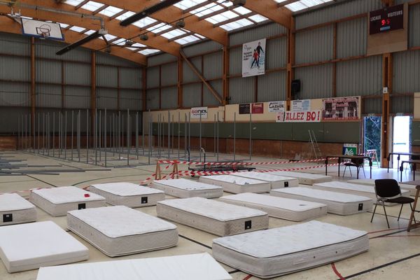 Zones compartimentées et matelas pour accueillir les SDF dans ce gymnase de Biarritz ( Pyrénées-Atlantiques).