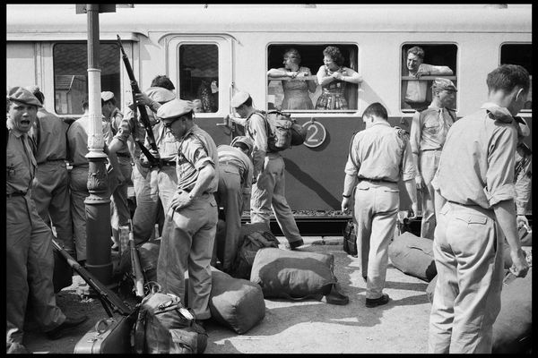 Arrivée des soldats en formation à l’école du Roc, Chamonix-Mont-Blanc, juillet 1962.