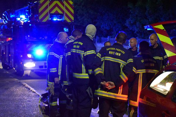 Les pompiers de Cernay-Wittelsheim sur les lieux de l'incendie à Cernay, dans la nuit de mercredi à jeudi