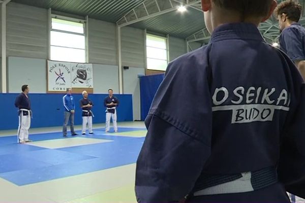 Le fondateur du Yoseikan Budo, Hiroo Mochizuki, devant les élèves venus le voir, samedi 6 mai 2017.