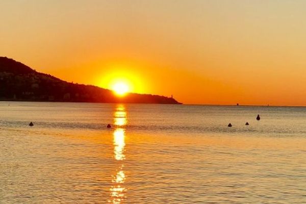 Le soleil se lève sur la baie des Anges ce mardi matin.