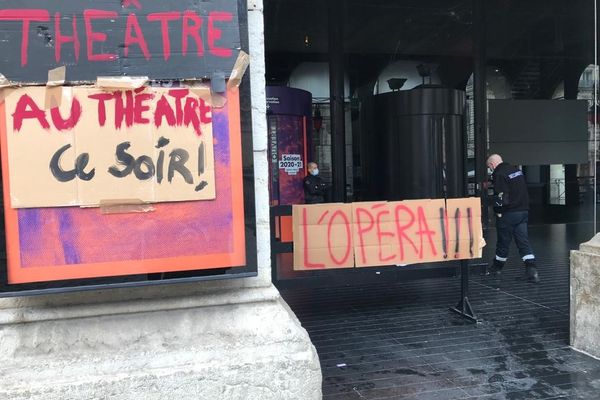 Covid19 L Opera De Lyon Occupe Par Des Etudiants En Art En Soutien Aux Intermittents