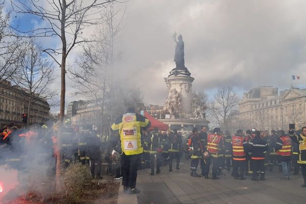 Manifestation des pompiers à Paris ce mardi 28 janvier