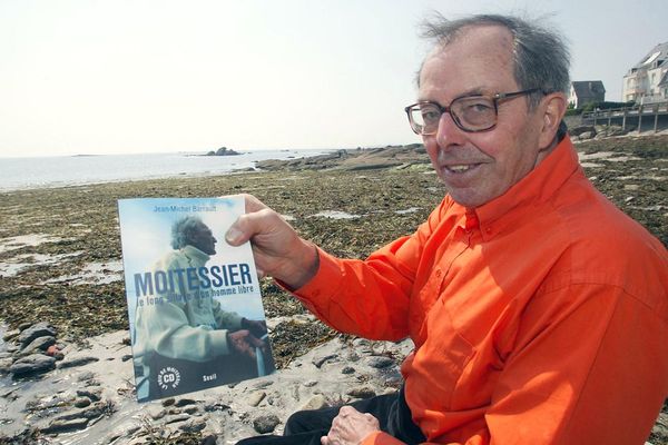 Jean-Michel Barrault, journaliste et écrivain, passionné de voile, avait créé la Course de l'Aurore devenue, en 1980, la Solitaire du Figaro