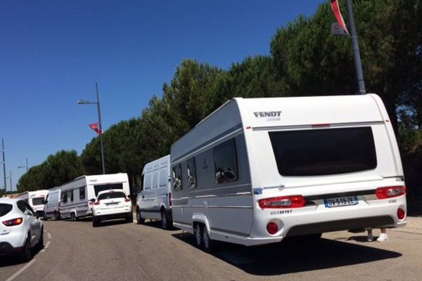 Le convoi des caravanes dans le rond-point du Zénith à Montpellier