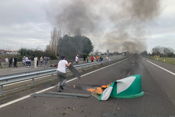 Près de 150 personnes ont investi la 2X2 voies entre Dax et Mont-de-Marsan.