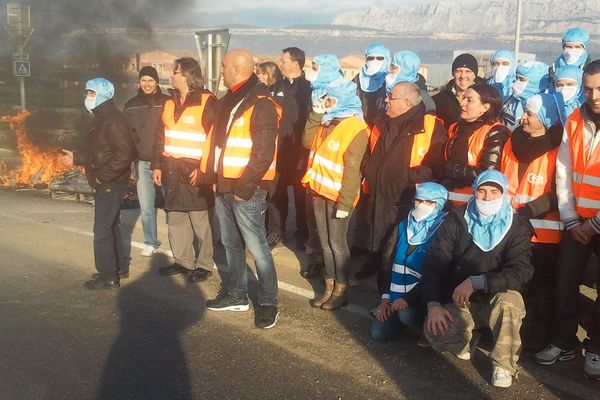 Des salariés de LFoundry bloquent la circulation à Rousset depuis ce mercredi matin.