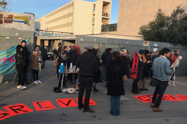Les enseignants ont bloqué l'entrée du lycée Saint-Exupéry à Marseille, contre la réforme du bac et des retraites.