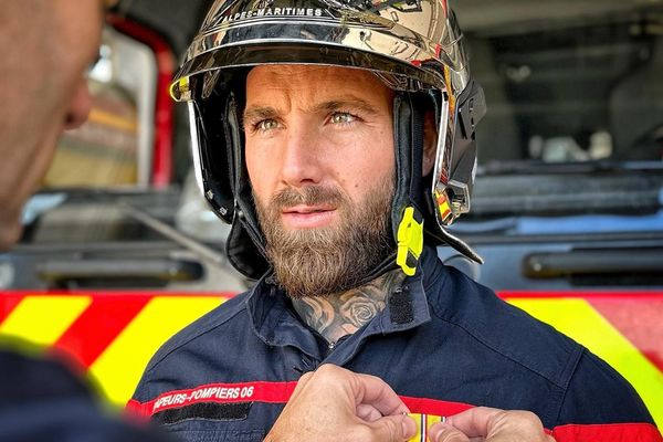 Rémi Ragnar est pompier professionnel et une véritable star sur Instagram