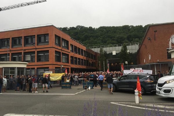 Les salariés rassemblés devant l'entrée du site de Ratier à Figeac, jeudi 30 juin 2022.