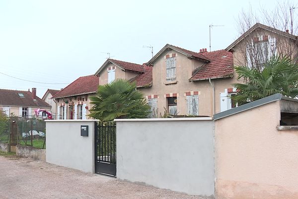 La maison au centre, avec les volets à la peinture écaillée, est à vendre aux enchères pour une somme comprise entre 20 000 et 37 000 euros.