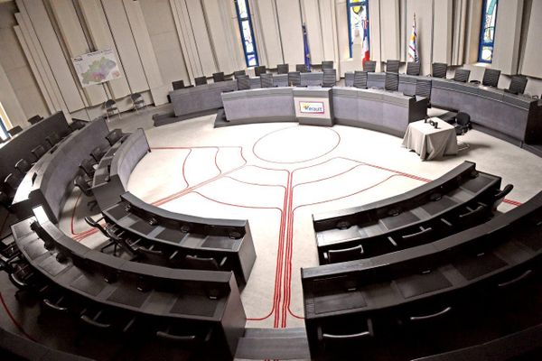 Hémicycle de la salle du conseil départemental de l'Hérault à Montpellier.