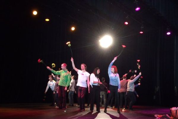 Une cinquantaine d'handi-danseurs sont venus de toute la région pour offrir un spectacle de Danse sur la scène de l'Arlequin à Mozac