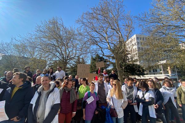 Une centaine de kinésithérapeutes se sont rassemblés mercredi 5 avril devant la CPAM à Grenoble pour demander une revalorisation de leurs actes.