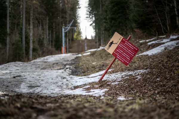 La station de ski des Paccots, dans le canton de Fribourg (Suisse), a fait face à un manque de neige dès le mois de février en 2024.