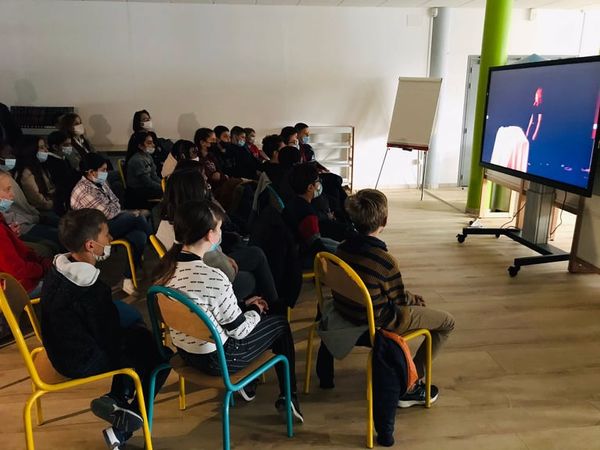 During this day of homage to Samuel Paty, the schoolchildren watch the play entitled When will the silence come.