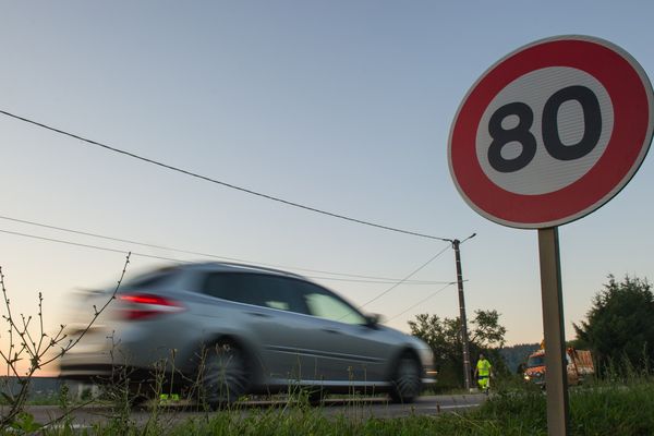 La limitation à 80 km sur les voies sans séparation centrale doit entrer en vigueur le 1er juillet prochain.