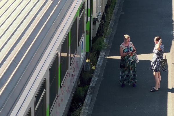 "Oui, il fait chaud, mais j'ai besoin de rentrer pour le travail, donc il faut que je prenne le train."