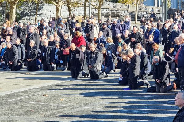Des prêtres et des fidèles se sont recueillis samedi 6 novembre à Lourdes (Hautes-Pyrénéées) en hommage aux victimes des abus sexuels dans l'Eglise