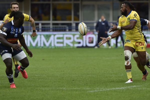 Franck Azéma, entraîneur de l'ASM Clermont Auvergne, conteste la suspension pour 5 semaines de son ailier Alivereti Raka, après un plaquage lors du match contre Agen.