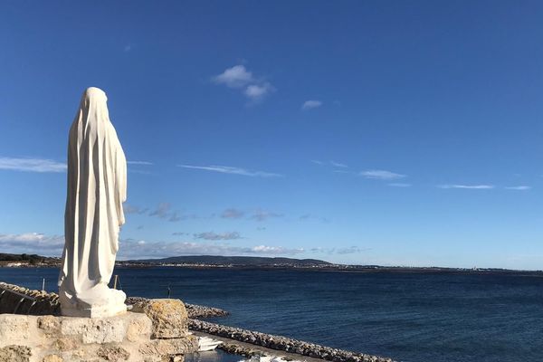 Depuis la chapelle, la vue est imprenable sur l'étang de Thau. 