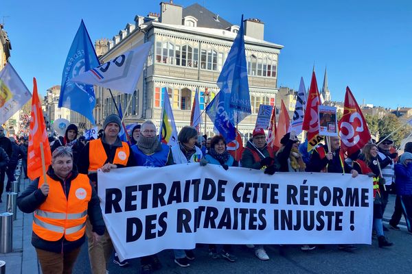 Le cortège s'est élancé de la place de Verdun à Pau derrière cette banderole dénonçant une réforme jugée injuste