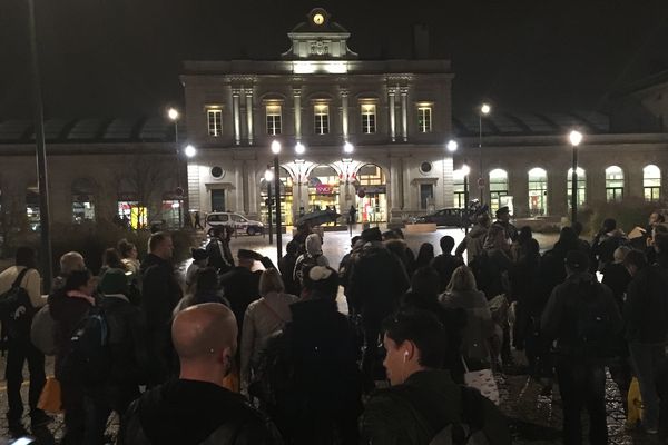 La gare de Reims a été évacué, samedi 11 novembre vers 19h20, suite à l'interpellation d'un individu dans un train.