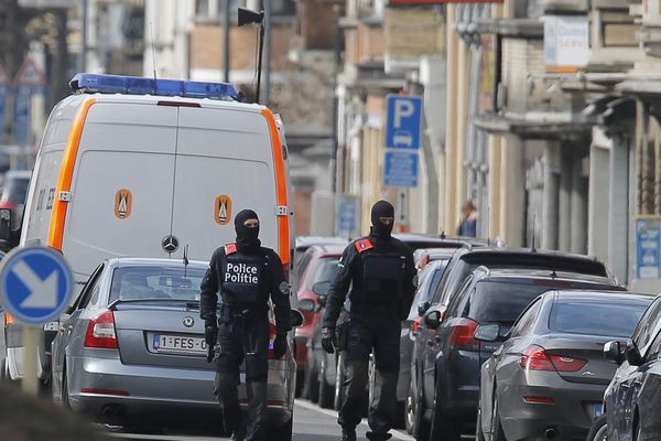 Un raid de police à Bruxelles après les attentats. 