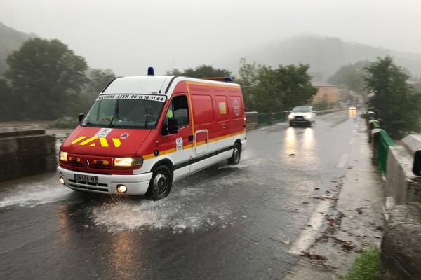 Pompiers procédant à des mises en sécurité de personnes - Illustrations