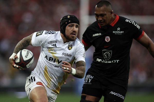 L'Anglais Jack Nowell, avec le maillot blanc du Stade rochelais, prend le meilleur face au Néo-Zélandais Piula Fa'asalele du Stade toulousain.