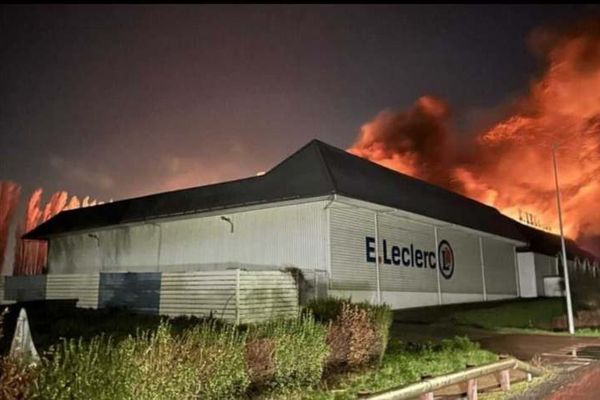 Le feu s'est propagé rapidement dans le centre Leclerc de 8000 m² à Honfleur (14). Une enquête est ouverte par le parquet de Lisieux.