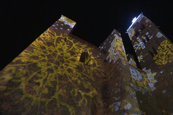 Pour Noël, l'église de Prades est illuminée par l'entreprise Kéroscène, qui utilise la technique du "mapping".