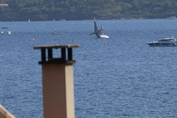 Un avion civil, un Fouga Magister, s'est écrasé en mer ce vendredi en marge d'un spectacle de la Patrouille de France.